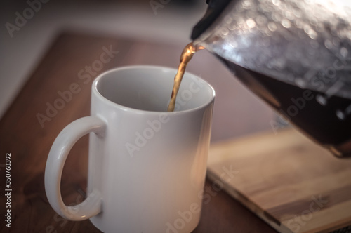 taza de cafe caliente sobre la mesa