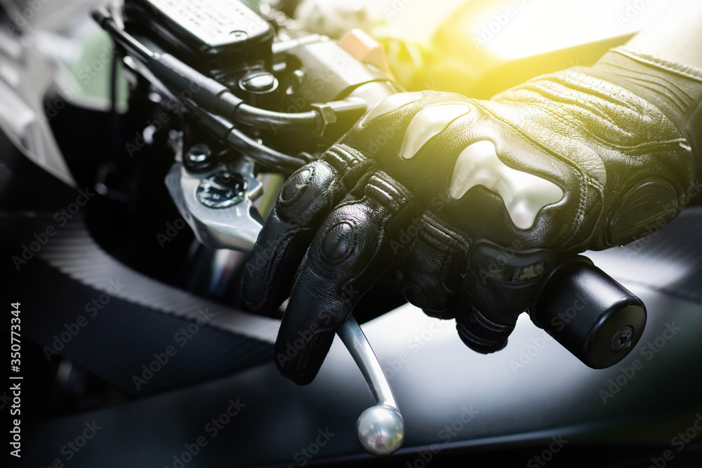 Foto Stock Close up of hand and clutch lever motorcycle, Hands wearing  black leather gloves with a protective card grip the clutch lever bigbike  motercycal. | Adobe Stock