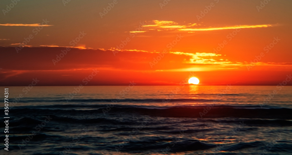 Obraz premium sunset over the sea, ocean, sun, sky, water, beach, clouds, evening, horizon, summer