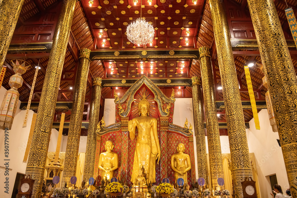 Obraz premium The Viharn Luang Lanna within the enshrined Buddha image, Phra Attharot. President Pang forgive According to the early Chiang Mai art style, which was influenced by Pala (India) art at Wat Chedi Luang