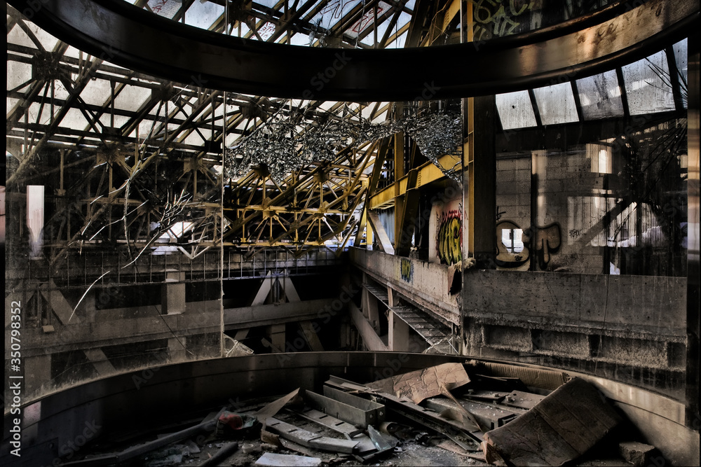 Obraz premium Scary abandoned high-rise building