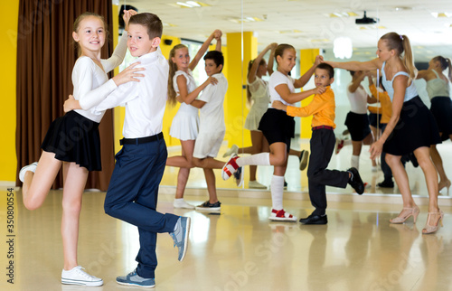 Fototapeta Naklejka Na Ścianę i Meble -  Boys and girls enjoying active dance