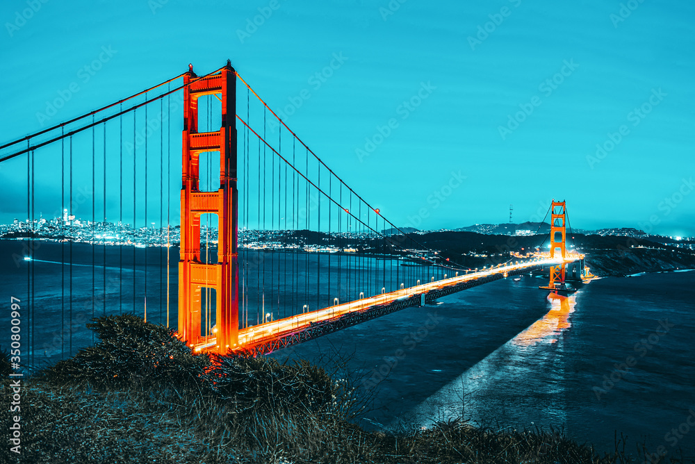 Fototapeta premium Panorama of the Gold Gate Bridge and San Francisco city at night, California.ставрпо