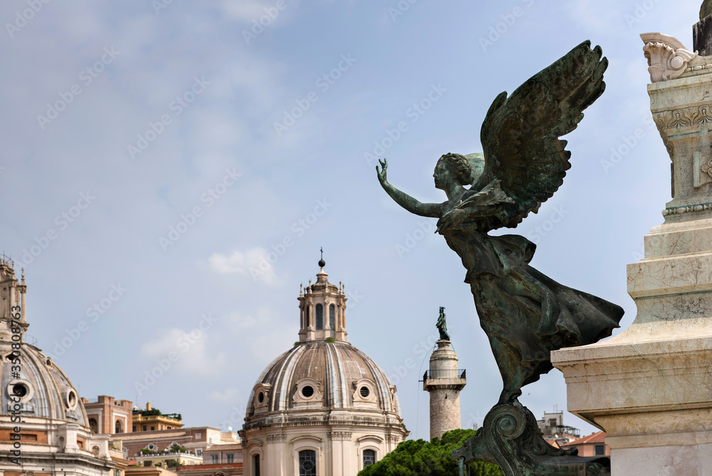 Statue e cupole, basiliche viste dall’altare della patria nel centro storico di Roma