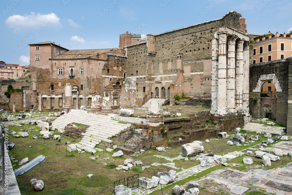 Fori imperiali, mercato traianeo, colonne romane, archeologia tra le vie di Roma