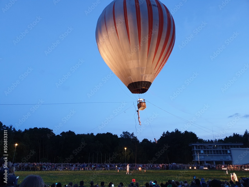 Obraz premium People are hanging on the air ballon