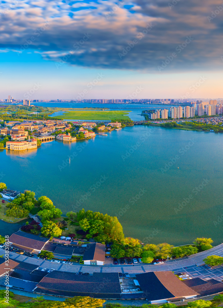 Obraz premium Villas by Jinji Lake in Suzhou City, Jiangsu Province, China