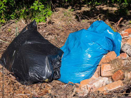 illegale Müllhalde Müllsäcke weggeworfen photo