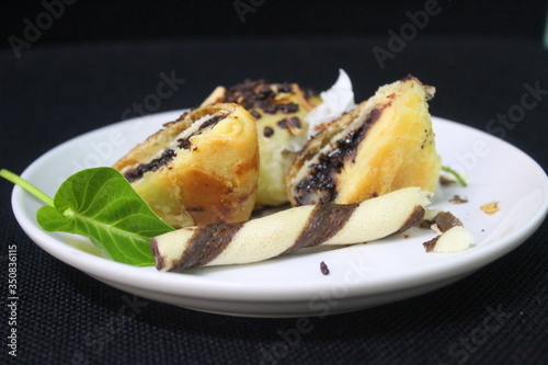 Delicious grilled bananas with chocolate and cheese. Banana with melted chocolate filling. Preparations of Indonesian bananas. Chocolate banana tastes delicious. banana with processed flour and cheese