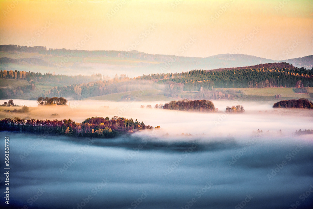 Fototapeta premium Nebelfelder in der Rhön