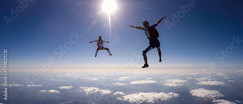Photo Men Skydiving During Sunny Day