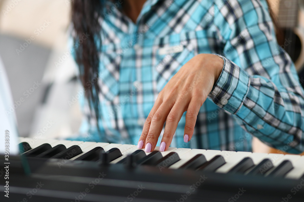 Obraz premium Teacher giving music lesson