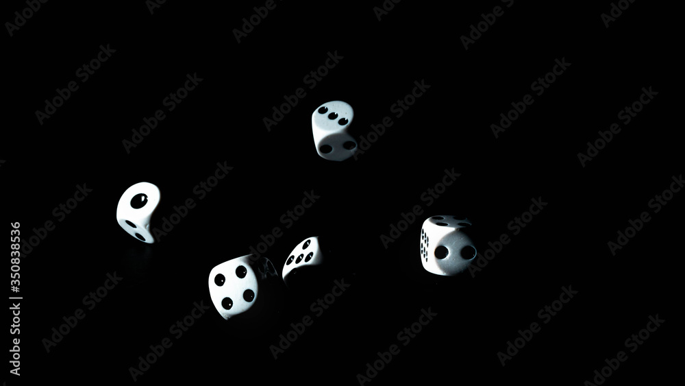 Białe kości do gry w ruchu na czarnym tle. Kości do gry są wyizolowane i w powietrzu - obrazy, fototapety, plakaty 