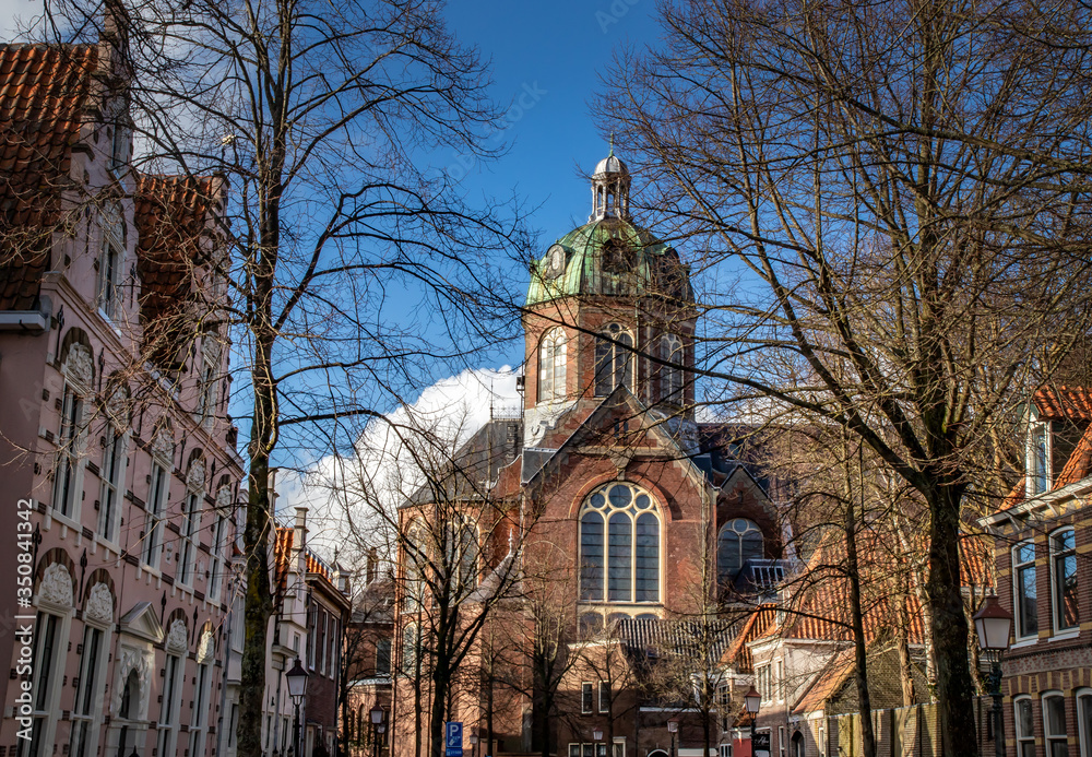 Miasto Hoorn w Holandii Północnej położone nad jeziorem Markermeer.