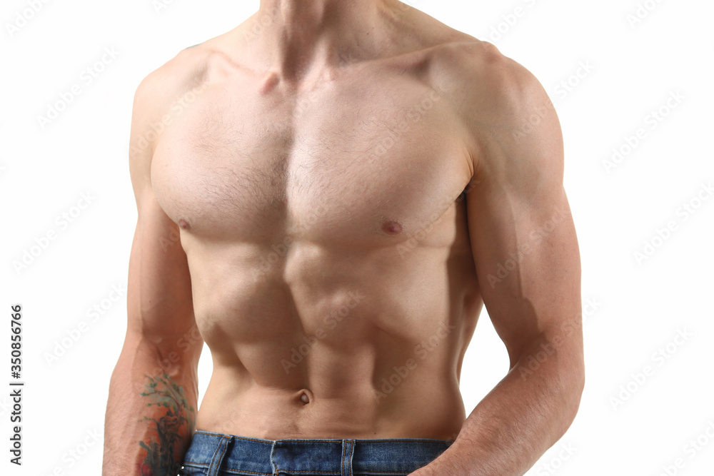 Strong men's press thanks to diet and constant training