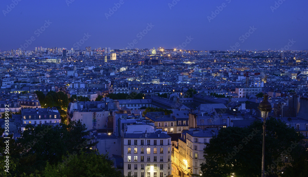 Vue générale vers Paris depuis Montmartre à la tombée de la nuit Vue générale vers Paris depuis Montmartre à la tombée de la nuit