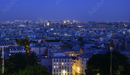 Vue générale vers Paris depuis Montmartre à la tombée de la nuit