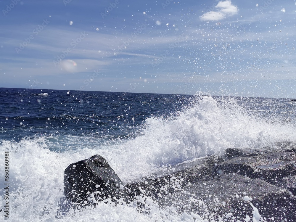 Naklejka premium waves on the beach
