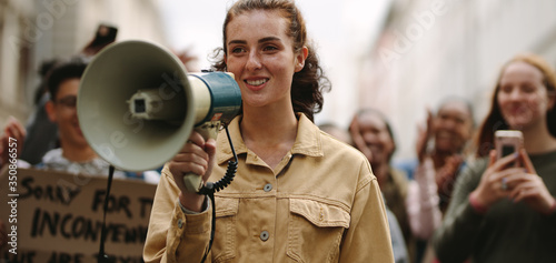 Foto Woman demonstrator protesting with megaphone
