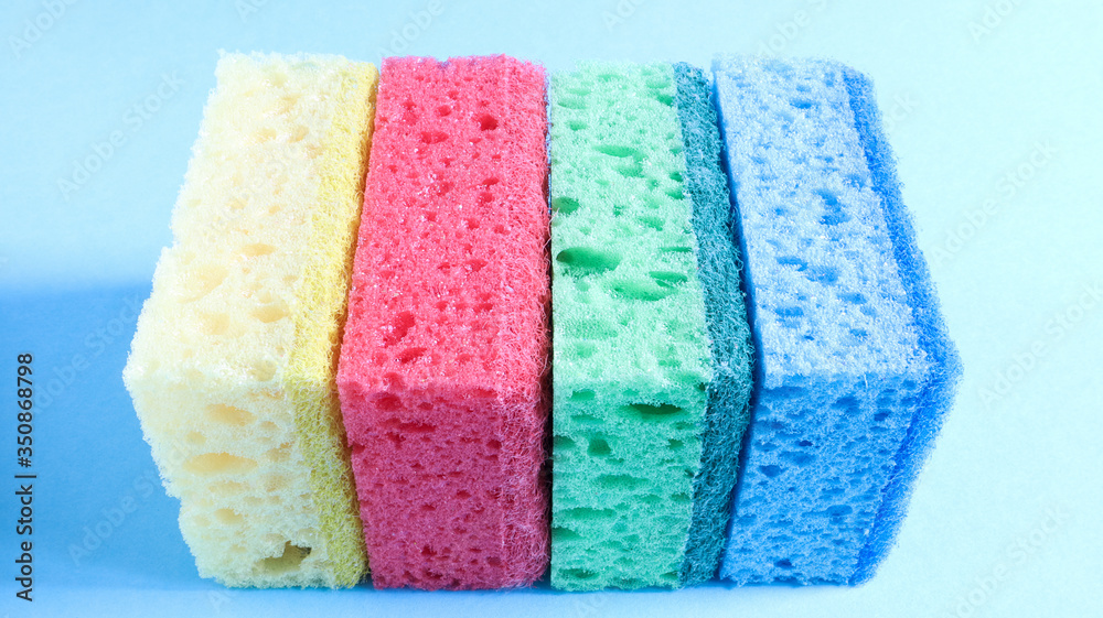 Many blue, red, yellow, green sponges are used to wash and wipe the dirt used by housewives in everyday life. They are made of porous material such as foam. good detergent retention