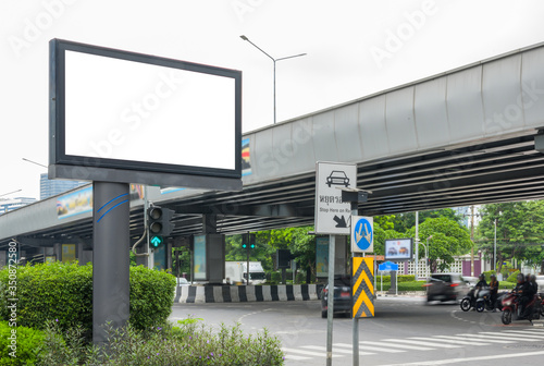 фотографія Blank billbaord mock up information board on the street