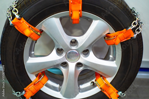 Wheel with antiskid chains ...