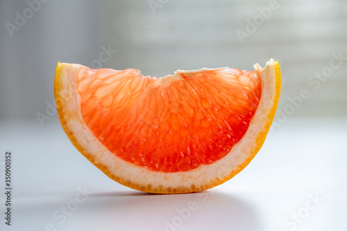 Grapefruit_białe_tło photo