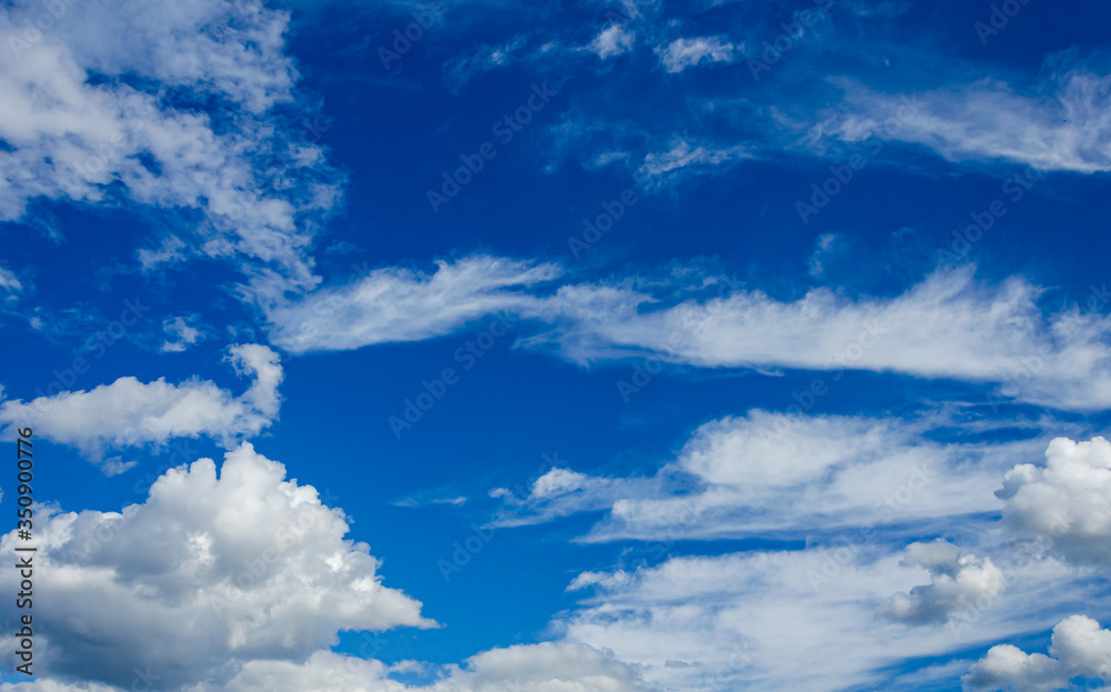 Obraz premium White clouds against a blue sky.