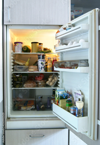 unaufgeräumter, alter Kühlschrank