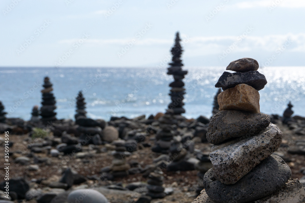 Emociones expresadas con piedras frente al mar Emociones expresadas con piedras frente al mar