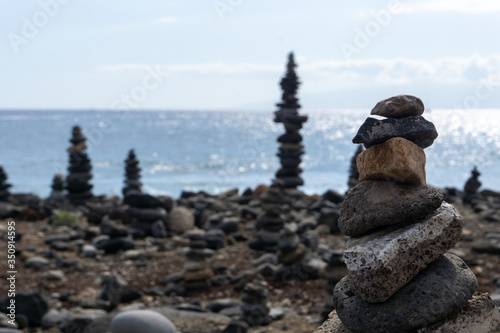 Emociones expresadas con piedras frente al mar © LuisMiguel