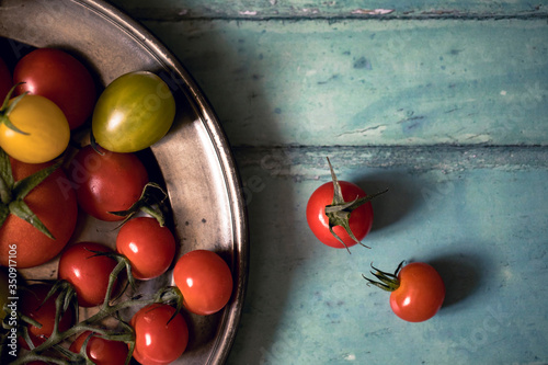 Quadro su tela Tomatoes on a pewter plate