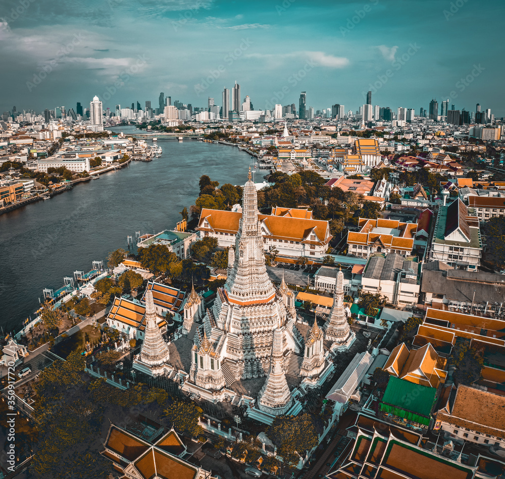 Φωτογραφία Aerial view of Wat Arun temple in Bangkok Thailand during lockdown covid quarant