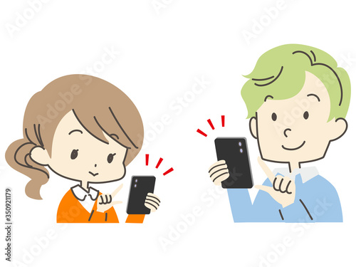 スマートフォンを操作する二人