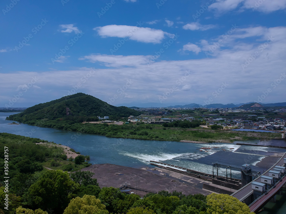 航空撮影した犬山市の町風景と木曽川の風景