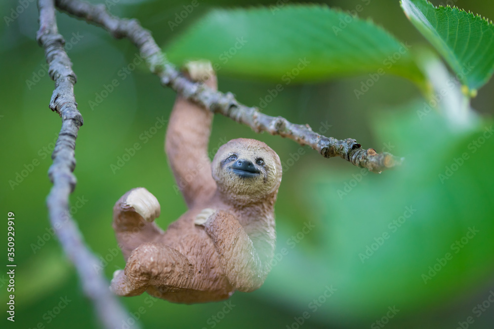 公園の芝生にある可愛い動物のフィギュア模型 公園の芝生にある可愛い動物のフィギュア模型