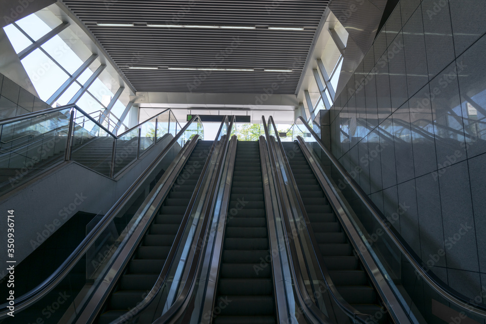 Fototapeta premium Schody w metrze, wejście na ziemię.
