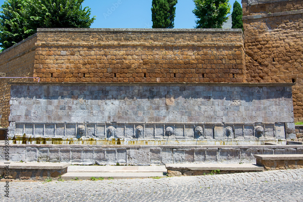 Φωτογραφία Tuscania, Viterbo, Italy: Fontana delle Sette Cannelle or Butinale fountain