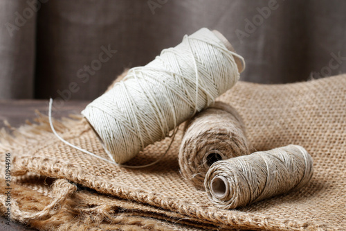 Fotografía Various types of jute string.