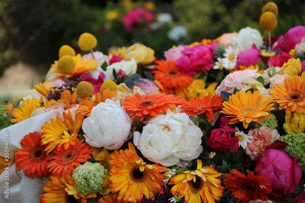 Bunte Blumen nach Beerdigung auf dem Friedhof im Trauerkranz Stock Photo Adobe Stock