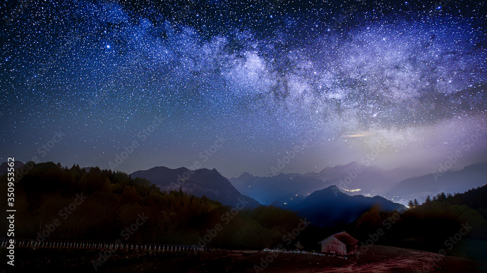 Fototapeta premium Voie lactée et Mont Blanc depuis le massif des Brasses, nuit de mai