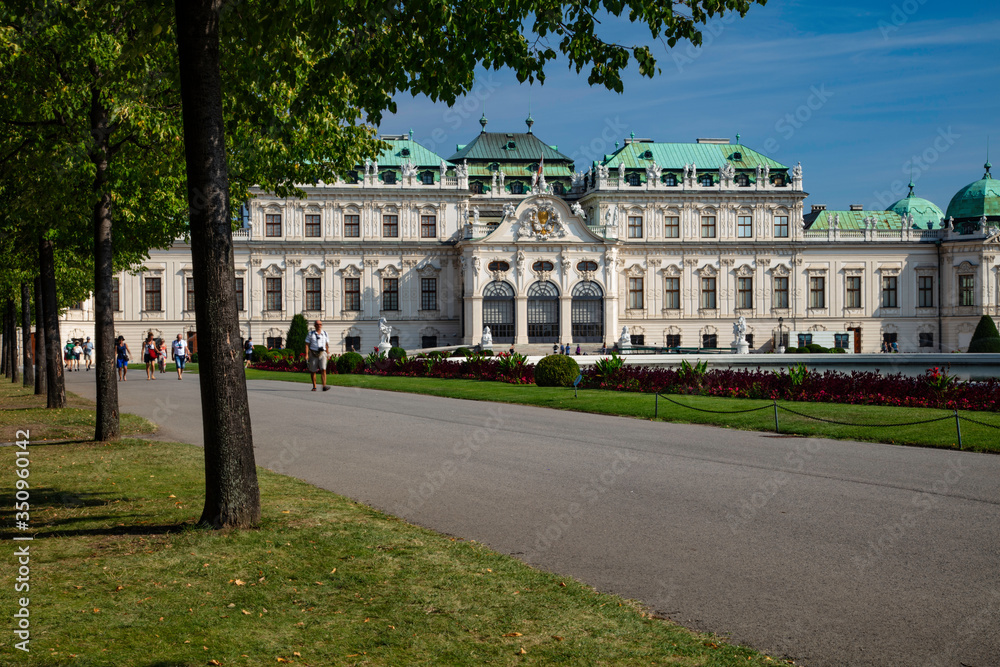 Naklejka premium The tree lined entrance to the Belvedere Palace in Vienna, Austria