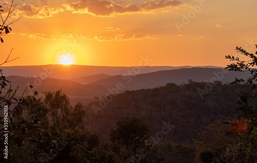  P  r do sol sobre as montanhas em Minas Gerais  Brasil.