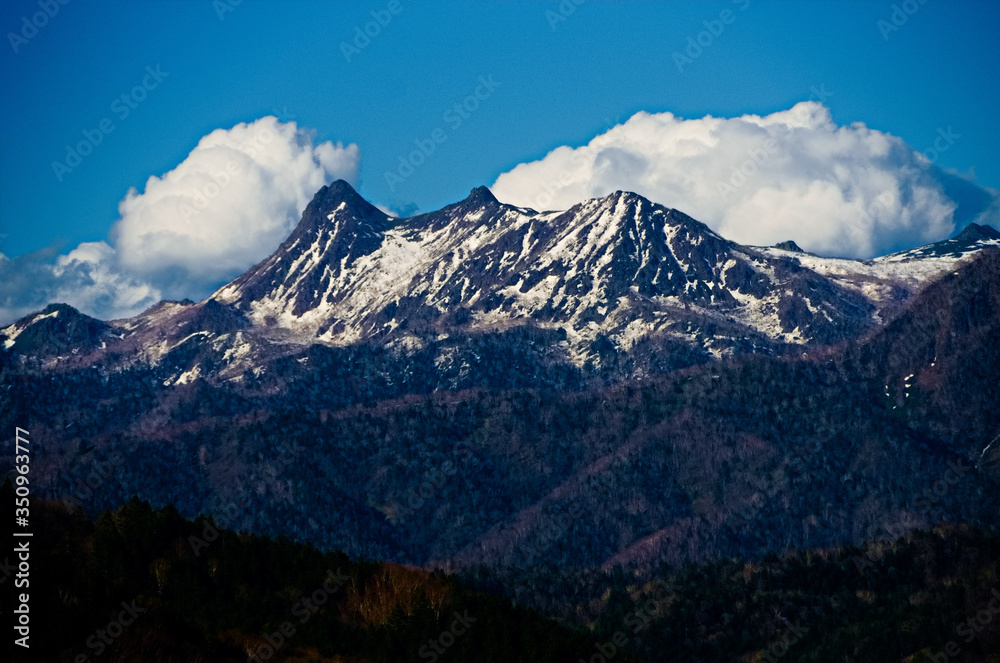 残雪している山の風景