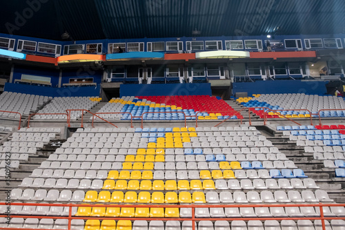 Butacas o bancas de estadio vacías por la contingencia