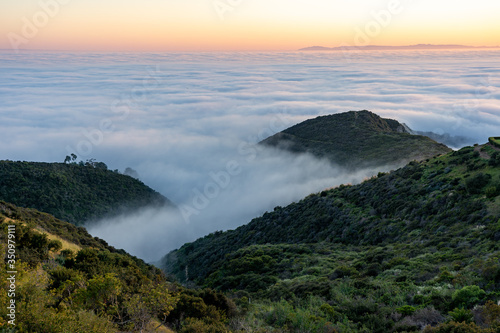 Fotografie sunset over the clouds catalina laguna beach california