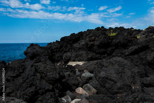 playa negra mar azul arena negra