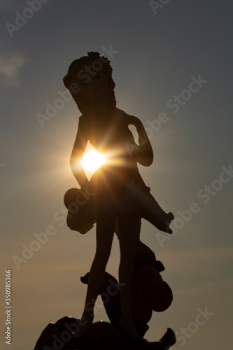 figura de muñeca a contra luz en sombra oscura