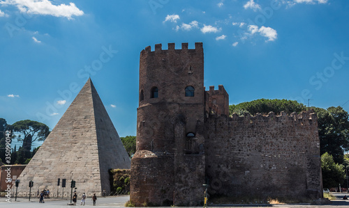 pirámide romana con cielo azul, viajando en verano