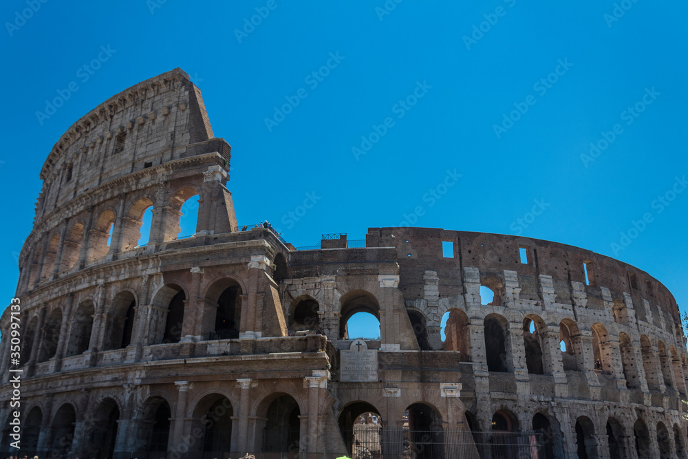 coliseo romano vista exterior con cielo azul